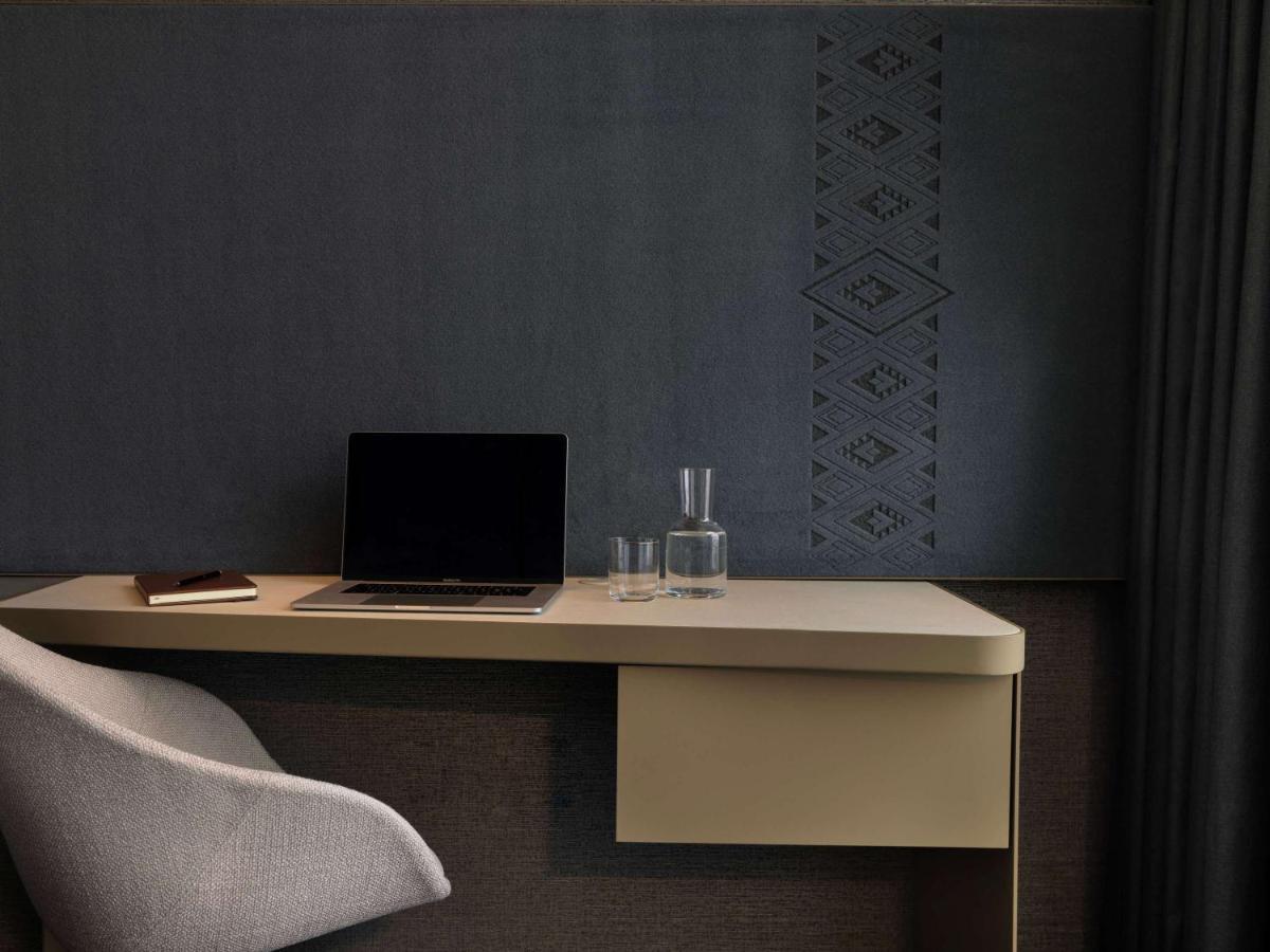 Pullman Auckland Airport Hotel Екстериор снимка A wall decorated with a stencil