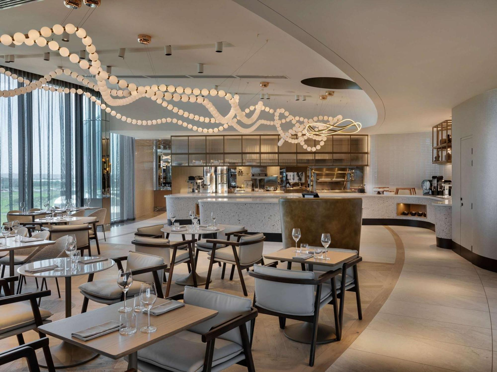 Pullman Auckland Airport Hotel Екстериор снимка The restaurant at the top of the hotel