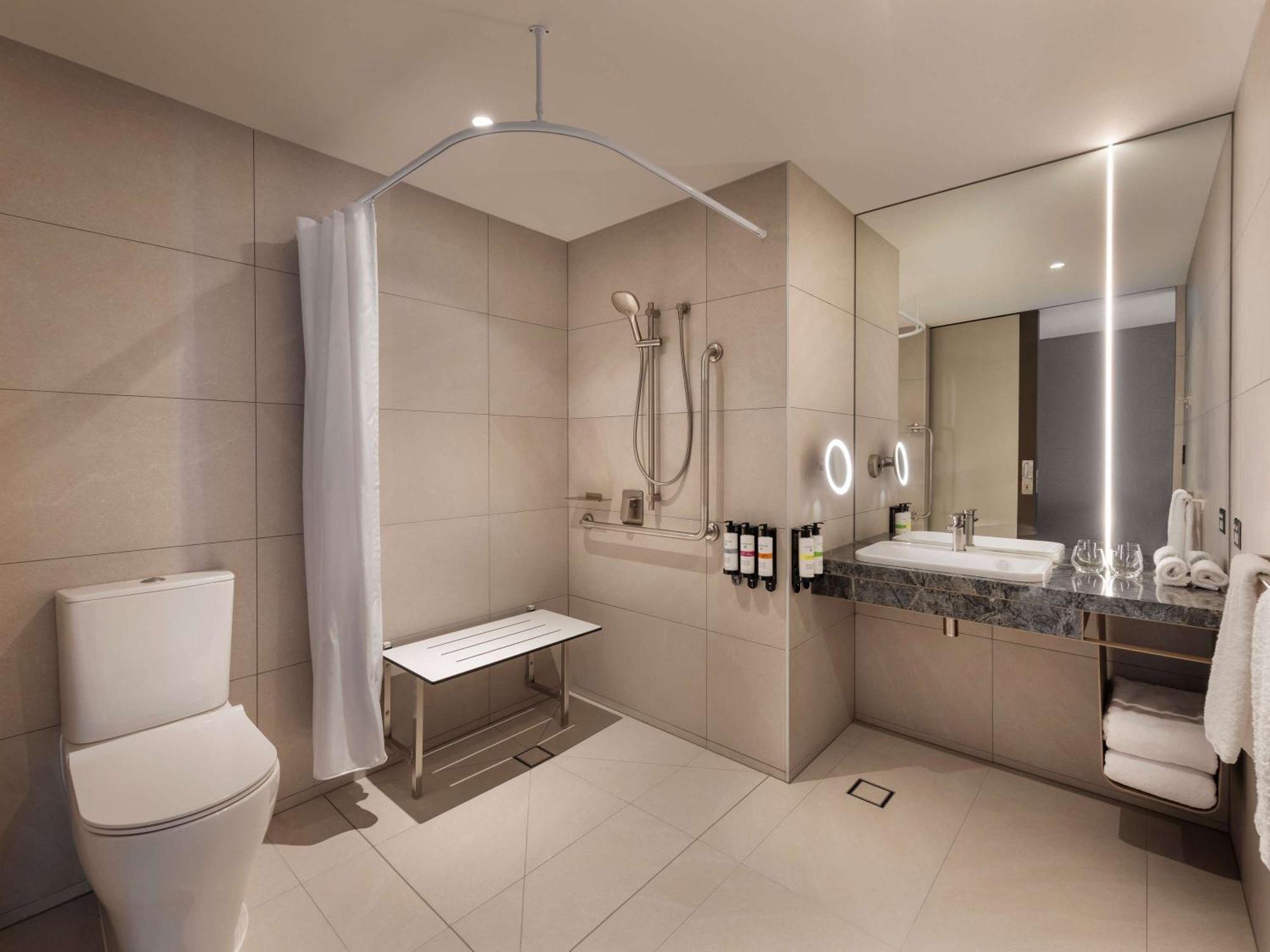 Pullman Auckland Airport Hotel Екстериор снимка A typical bathroom in a hotel