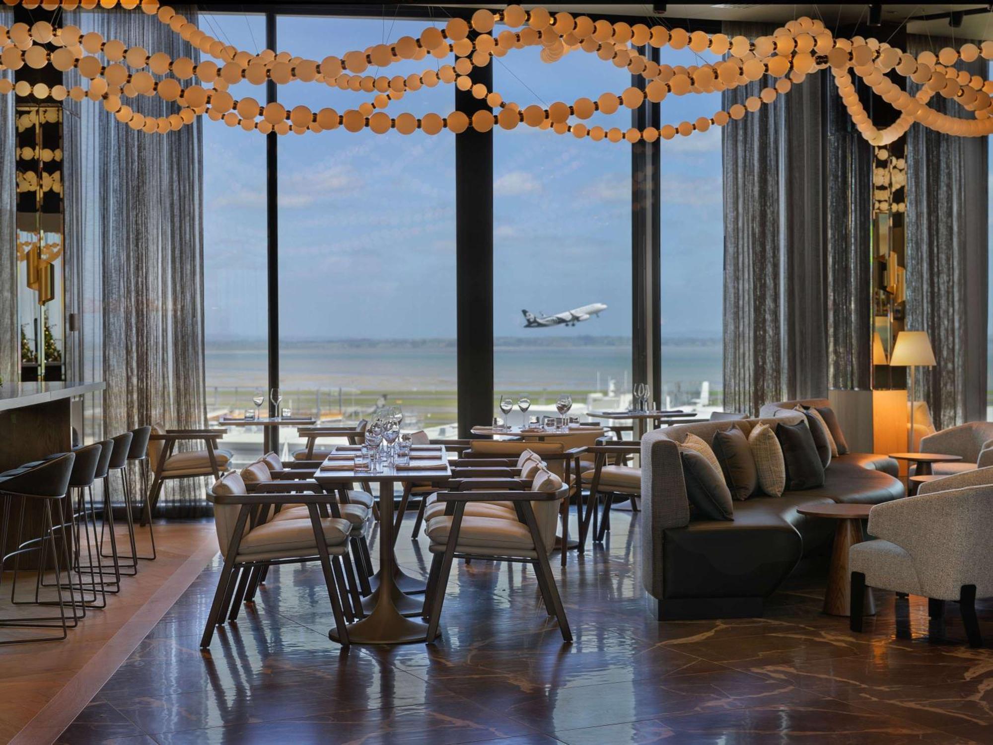Pullman Auckland Airport Hotel Екстериор снимка The lounge at the airport