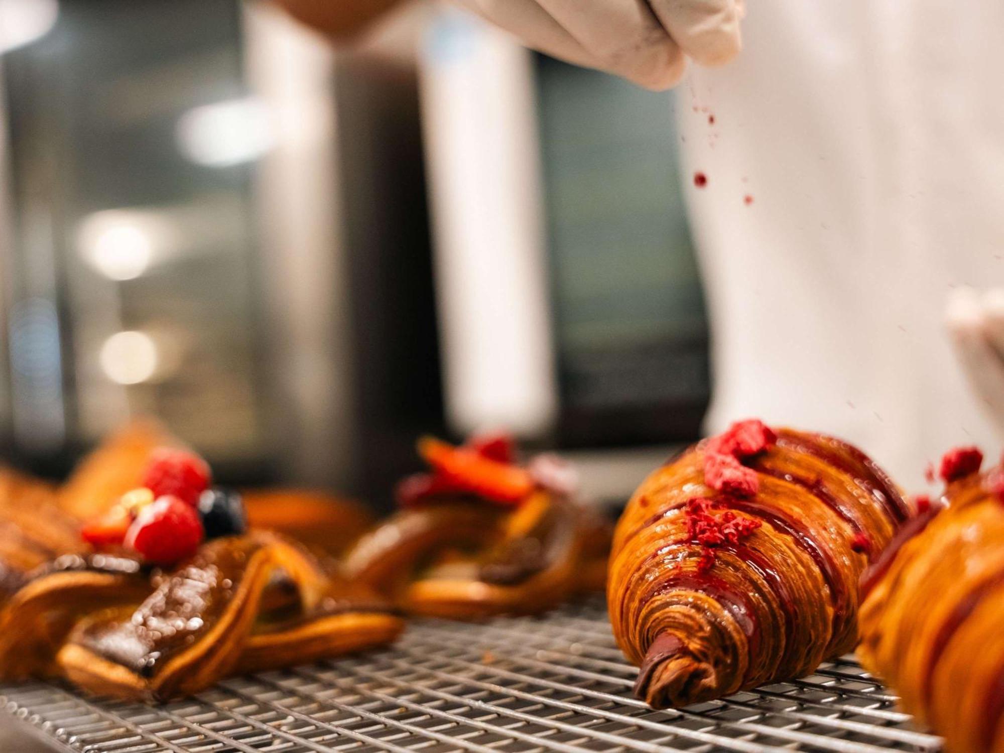 Pullman Auckland Airport Hotel Екстериор снимка Croissants being dusted with powdered sugar