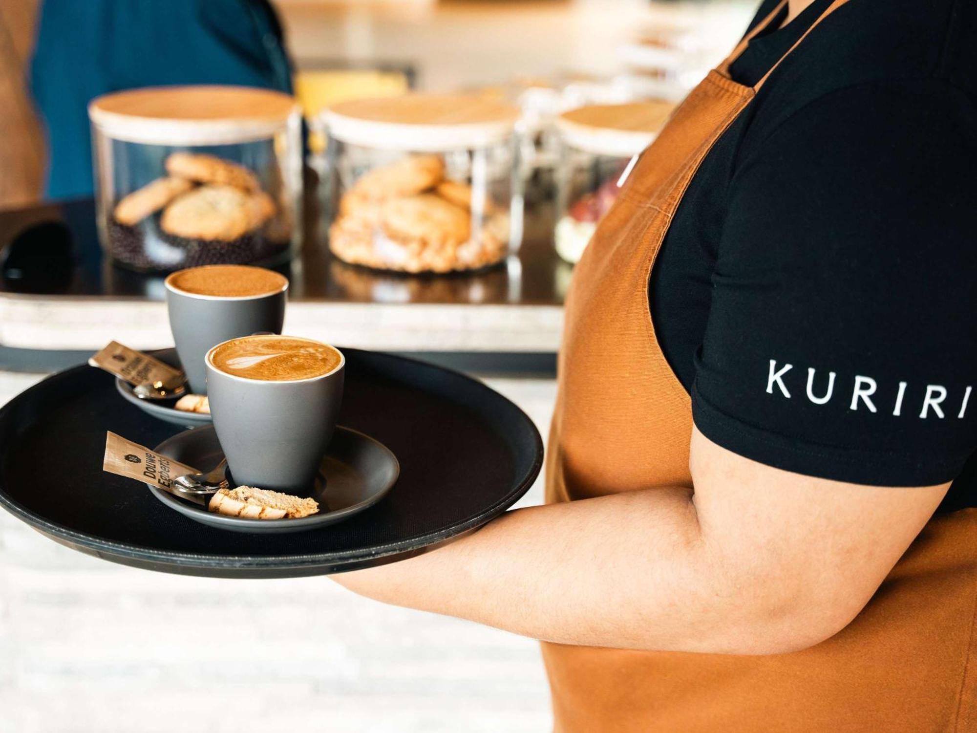 Pullman Auckland Airport Hotel Екстериор снимка A server holding a tray of coffee