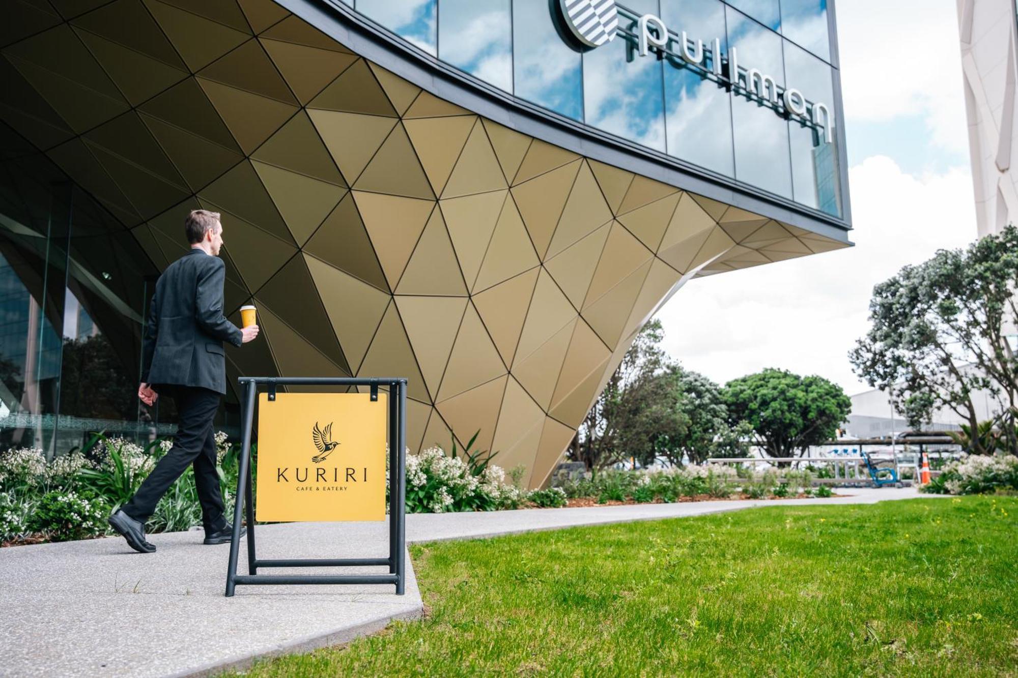 Pullman Auckland Airport Hotel Екстериор снимка A-frame sign